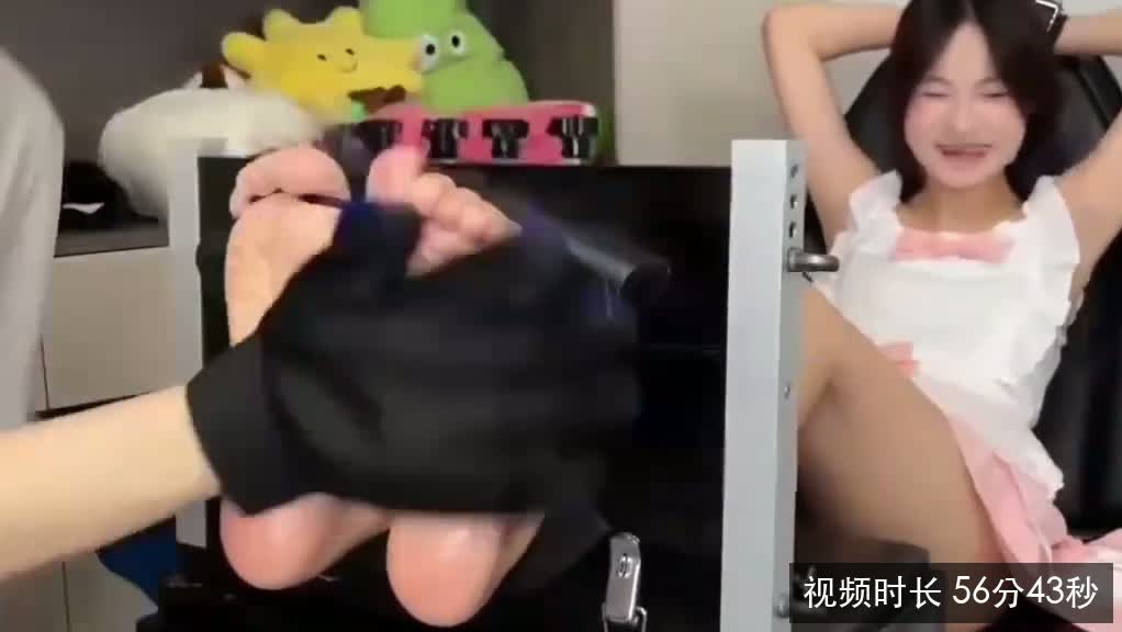 小可原创人气女大小奕白丝