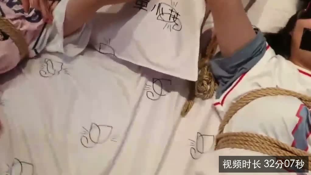 网友摄影两个足球宝贝，非常怕痒