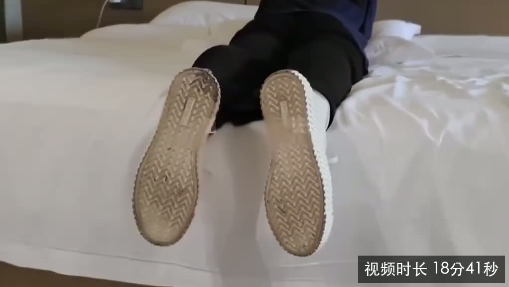 网友约现嫩脚女大