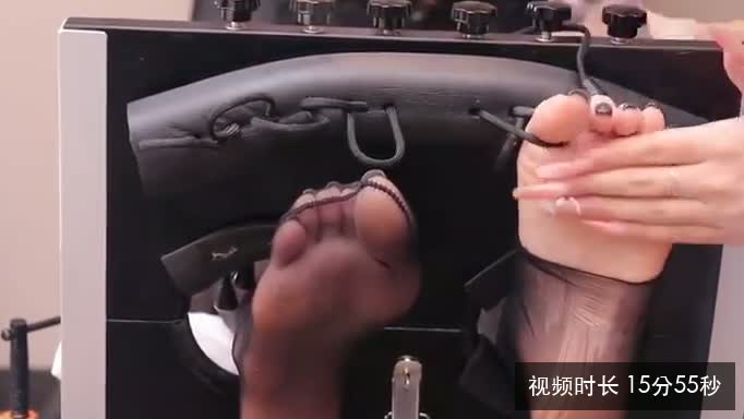 推特大王小芙梨超嫩黑丝裸足刷子惩罚
